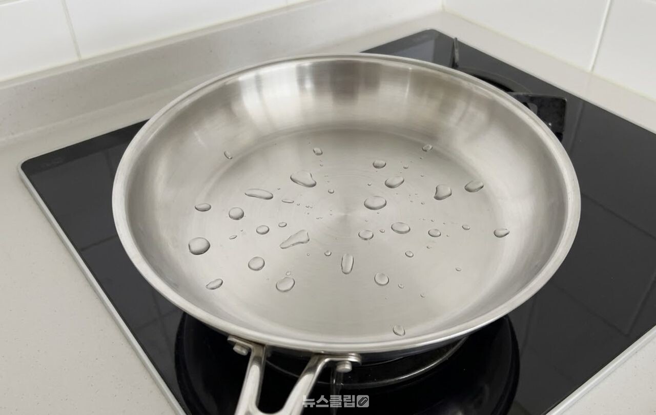 김빠진 맥주로 프라이팬 기름때 설거지 / 기사 이해를 돕기 위한 AI 이미지