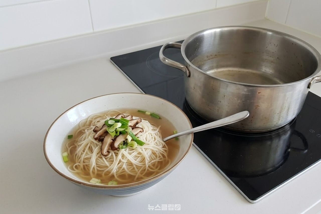 표고버섯 잔치국수 / 기사 이해를 돕기 위한 AI 이미지