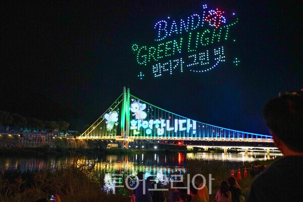 사진 / 무주 남대천에서 드론쇼를 하는 모습_투어코리아 유지훈 기자