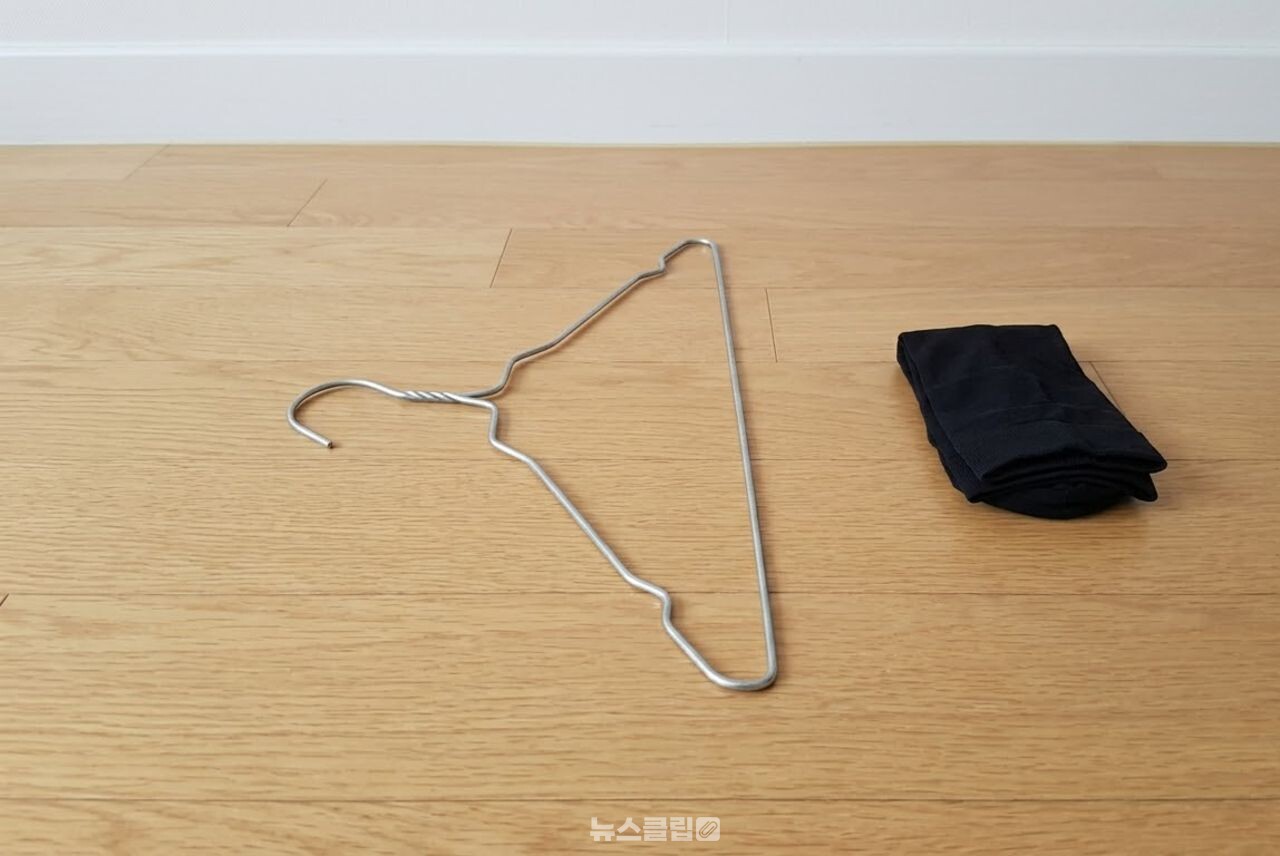 옷걸이 헌스타킹 먼지 청소 / 기사 이해를 돕기 위한 AI 이미지