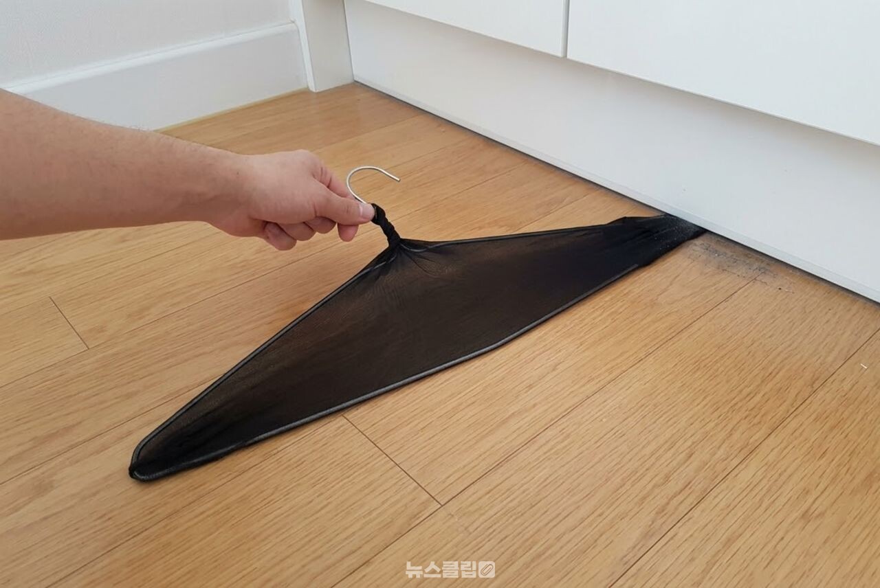 옷걸이 헌스타킹 먼지 청소 / 기사 이해를 돕기 위한 AI 이미지