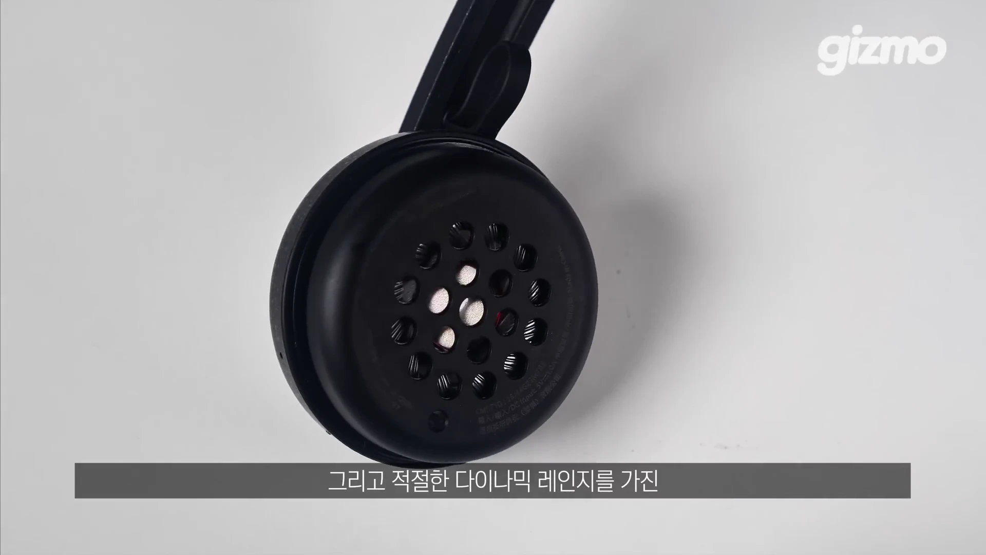 검은색 온이어 무선 헤드폰의 이어컵 안쪽면을 확대하여 보여주는 모습으로, 하단에 한국어 자막이 표시되어 있습니다.