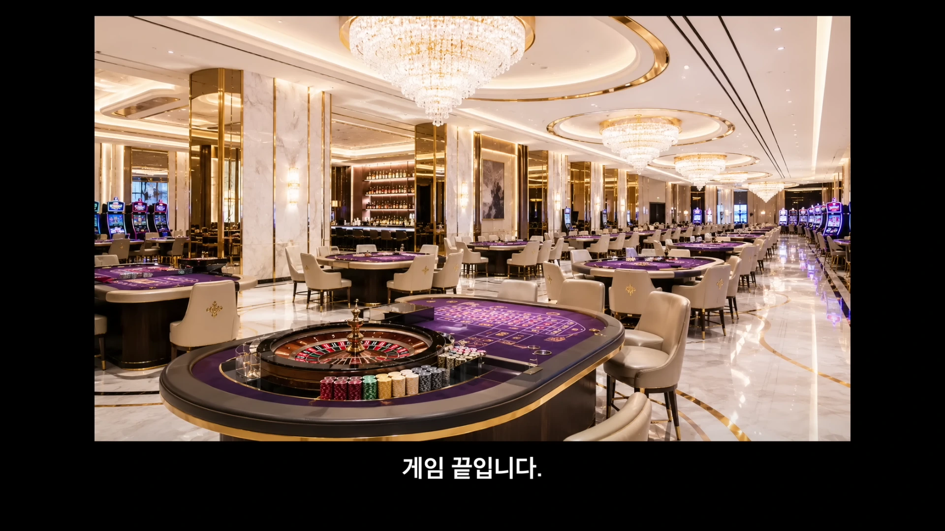 화려한 샹들리에와 고급스러운 가구로 꾸며진 넓고 세련된 실내 카지노 전경.