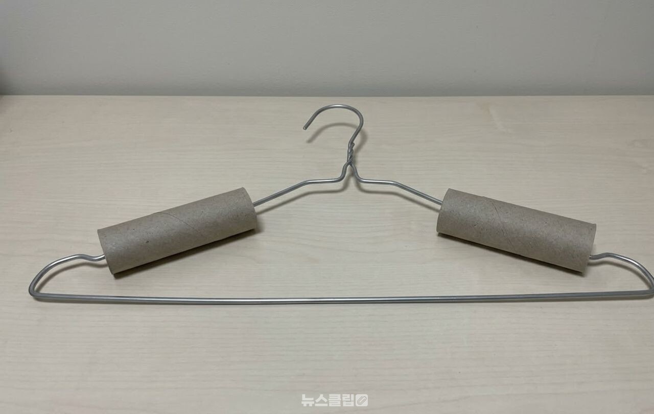 철사 옷걸이에 키친타월 심 끼우기 / 기사 이해를 돕기 위한 AI 이미지