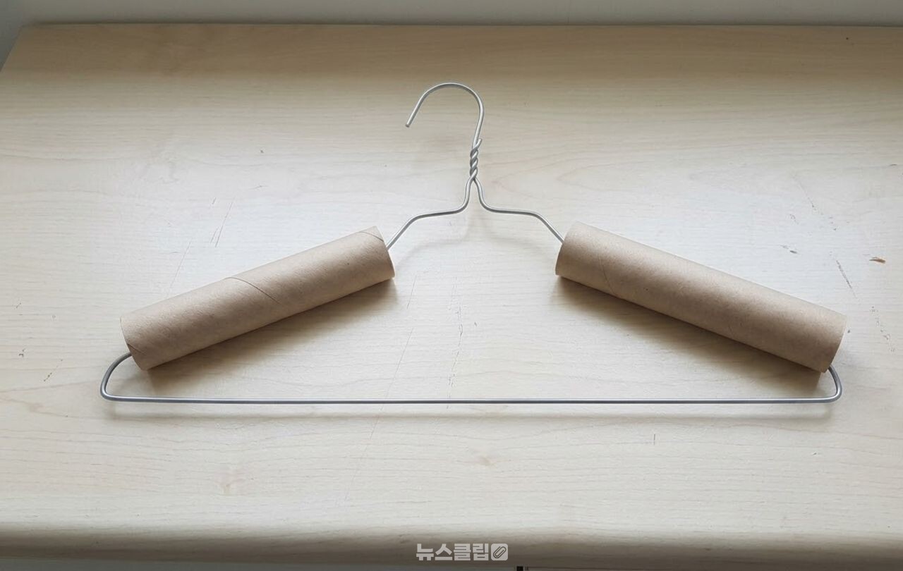 철사 옷걸이에 키친타월 심 끼우기 / 기사 이해를 돕기 위한 AI 이미지