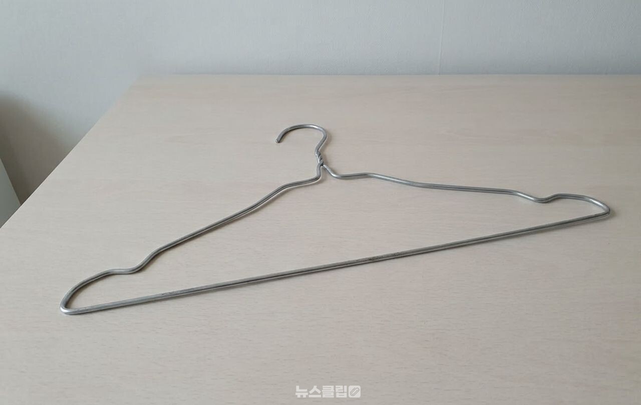 철사 옷걸이에 키친타월 심 끼우기 / 기사 이해를 돕기 위한 AI 이미지