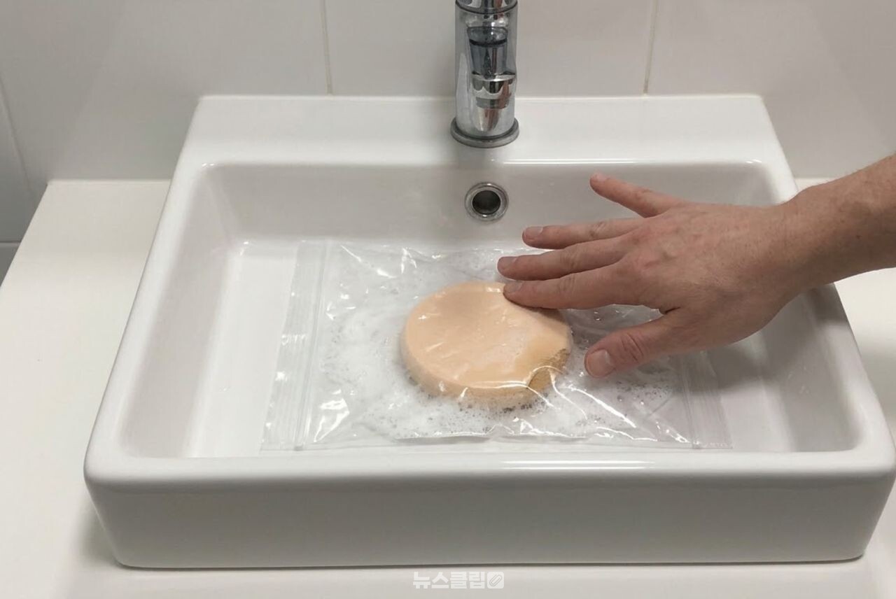 화장 퍼프로 화장실 수전 청소 / 기사 이해를 돕기 위한 AI 이미지