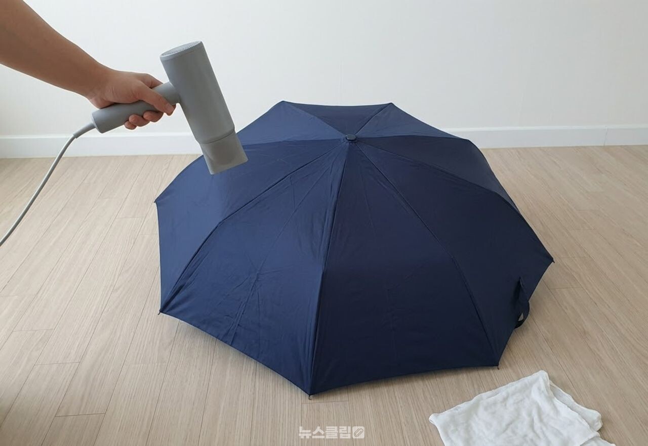 헤어드라이기로 우산 발수 코팅 / 기사 이해를 돕기 위한 AI 이미지