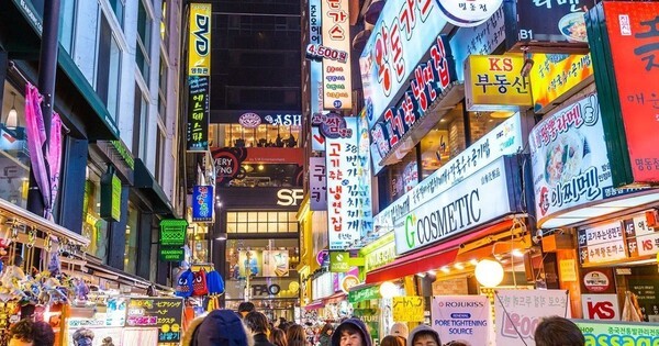 명동을 찾는 외국인 관광객의 관심 분야가 의료·뷰티를 넘어 K-패션 등으로 다양해지고 있다/사진-크리에이트립