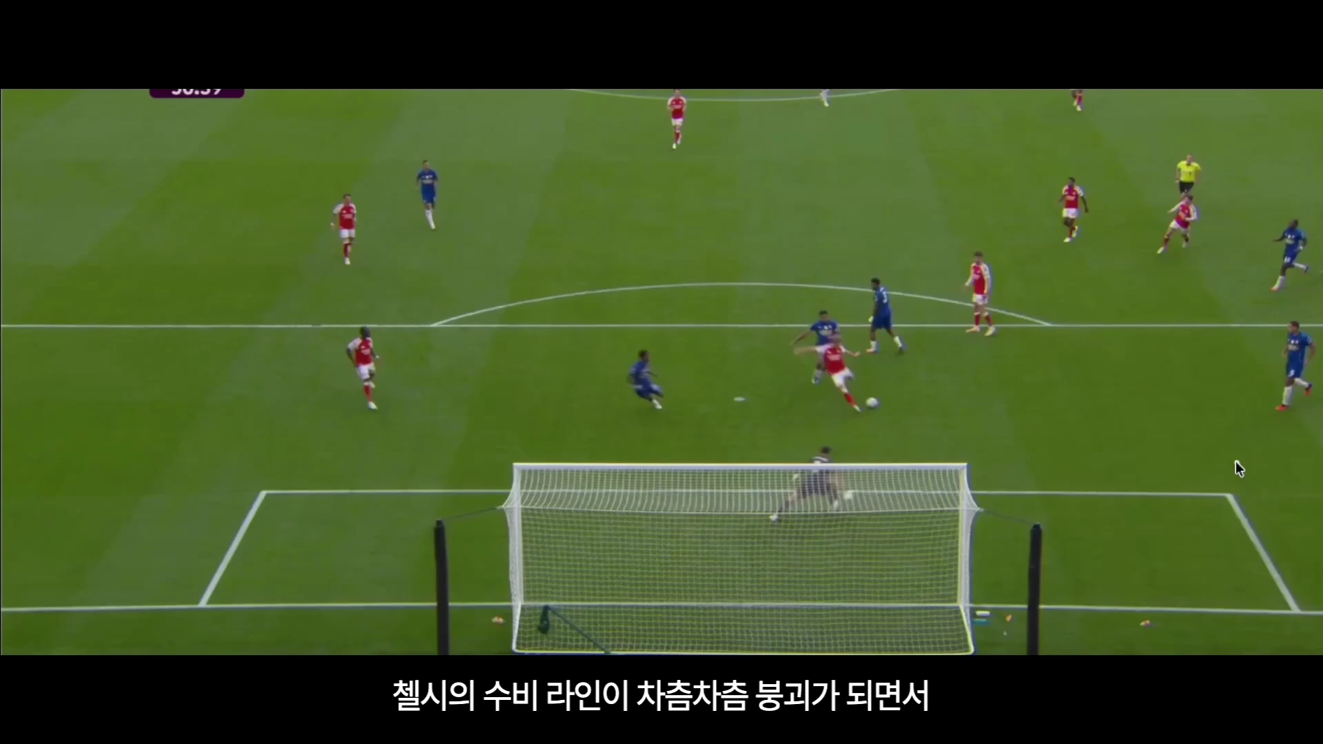 축구 경기장에서 공격수가 골대 근처에서 슈팅하는 장면이 담긴 중계 화면 캡처본입니다.