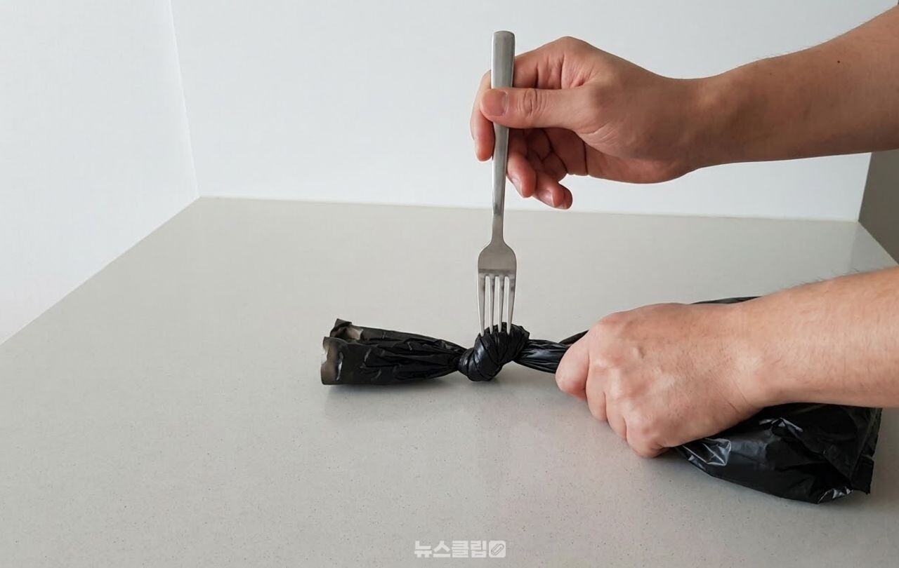 비닐봉지 매듭 풀기 / 기사 이해를 돕기 위한 AI 이미지