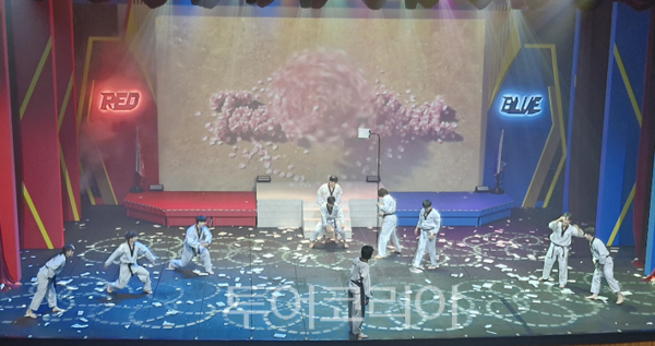 태권도원 F1 공연장에서 태권도 시범단이 격파 시범을 보이고 있다. 2026.07.24. / 투어코리아 이창호 기자