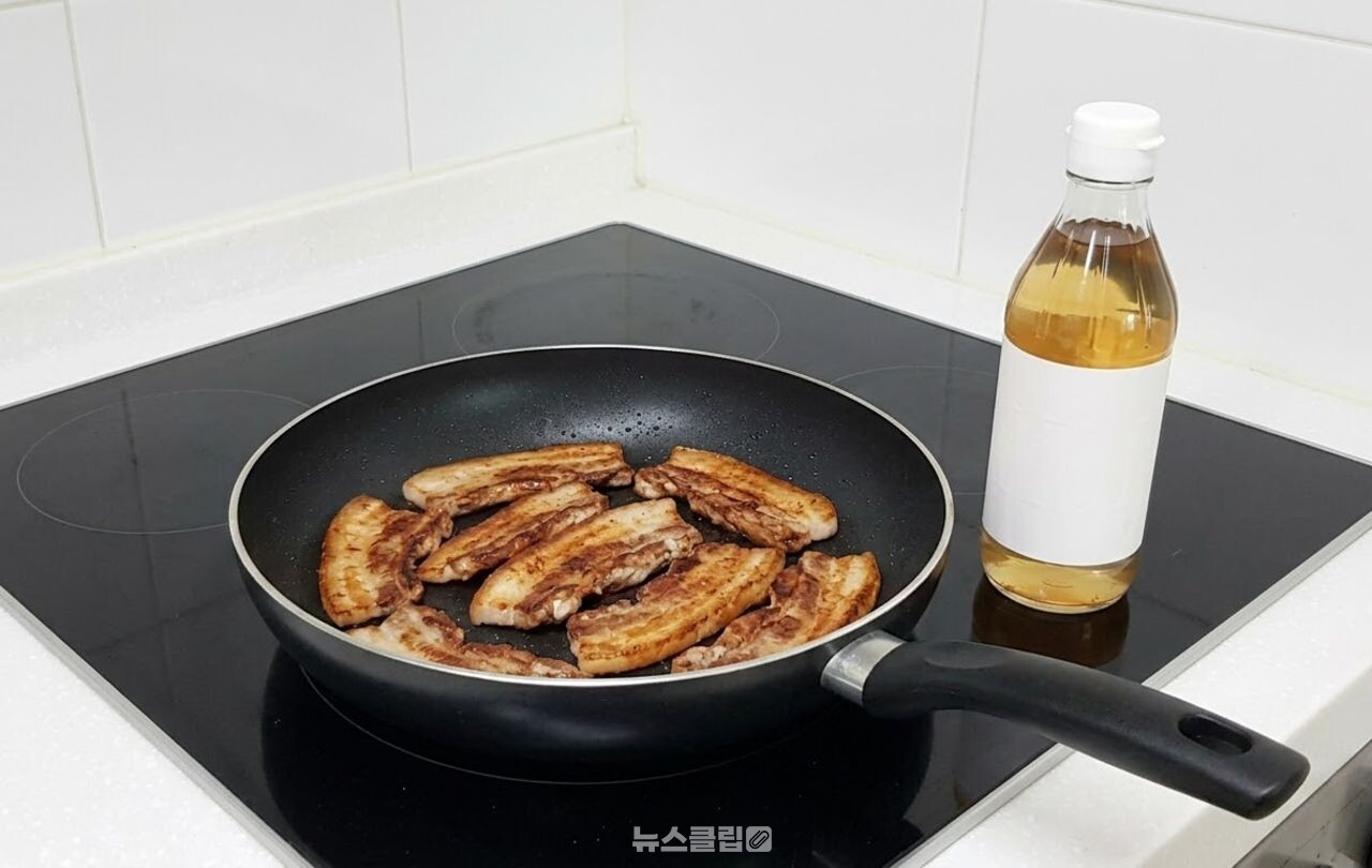 삼겹살 기름 식초로 튐 방지 / 기사 이해를 돕기 위한 AI 이미지