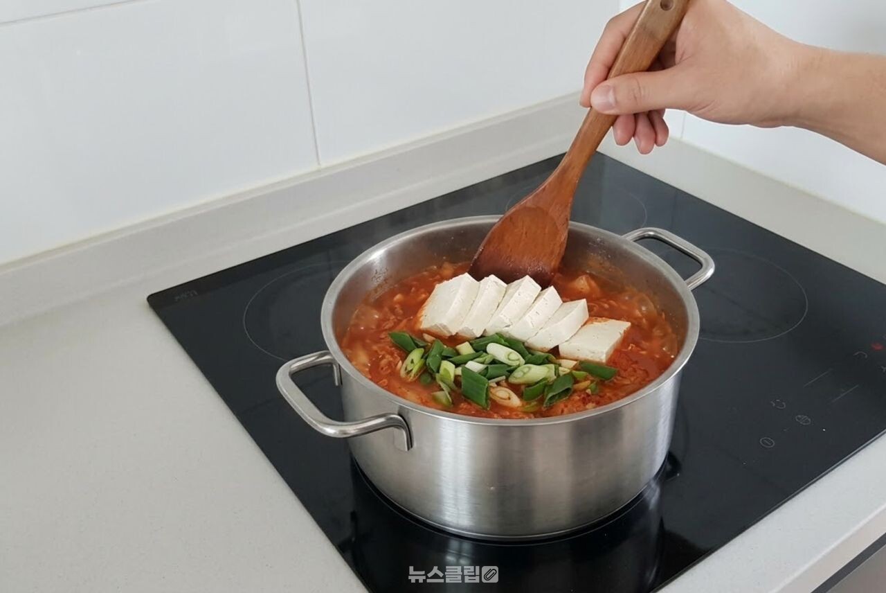 묵은지 김치찌개 / 기사 이해를 돕기 위한 AI 이미지