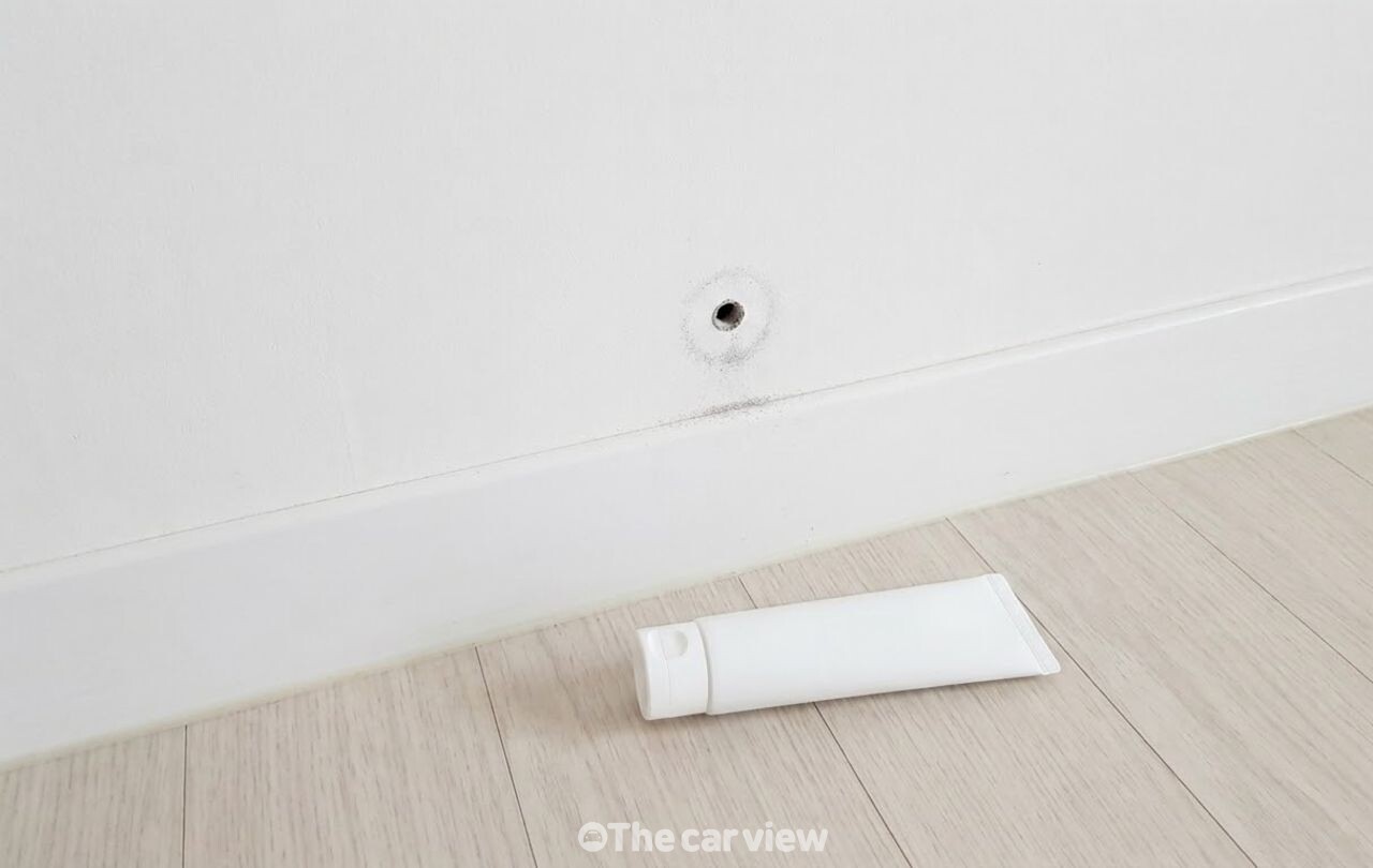 못 자국 치약으로 메우기 / 기사 이해를 돕기 위한 AI 이미지