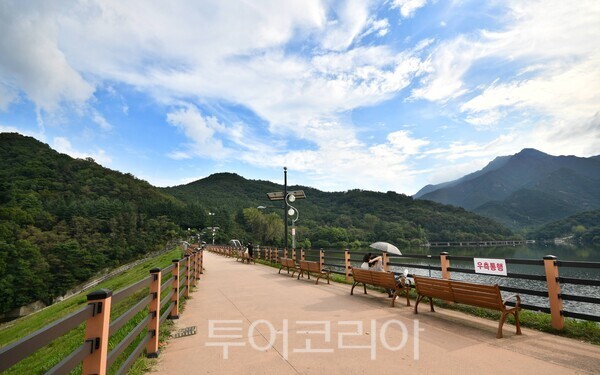 금오산올레길 산책로/ 경북문화관광공사 제공