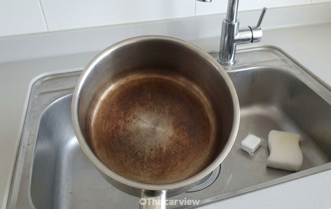 식기세척기 세제로 냄비 탄 자국 지우기 / 기사 이해를 돕기 위한 AI 이미지