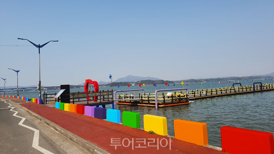 무지개빛 해안도로/사천시 제공