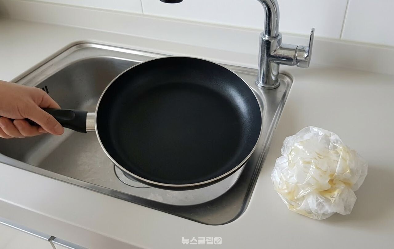 비닐봉지 설거지 / 기사 이해를 돕기 위한 AI 이미지