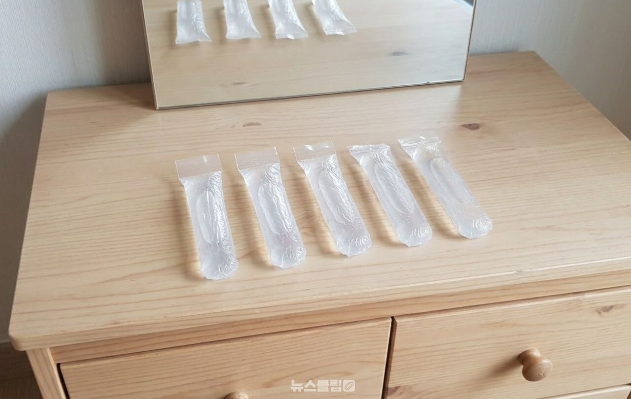 비닐장갑을 활용한 여행 화장품 소분 / 기사 이해를 돕기 위한 AI 이미지