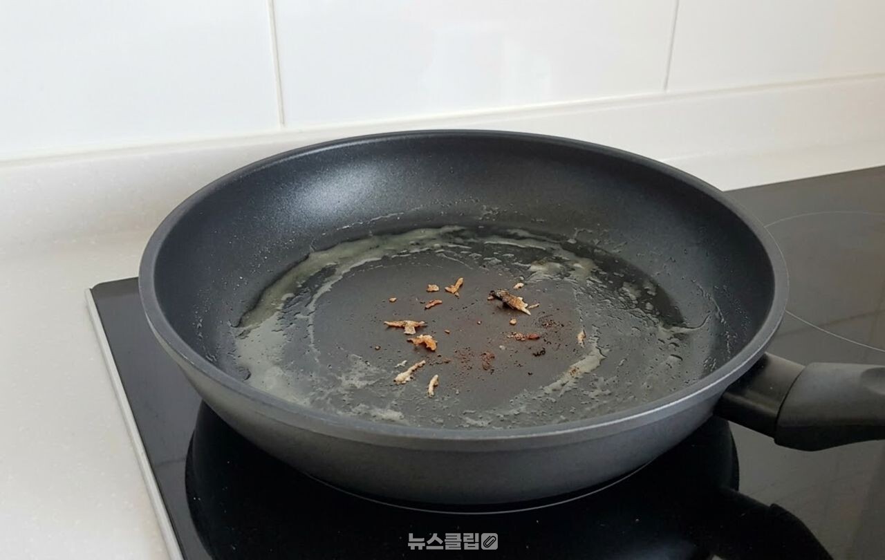 프라이팬 비린내 제거 / 기사 이해를 돕기 위한 AI 이미지