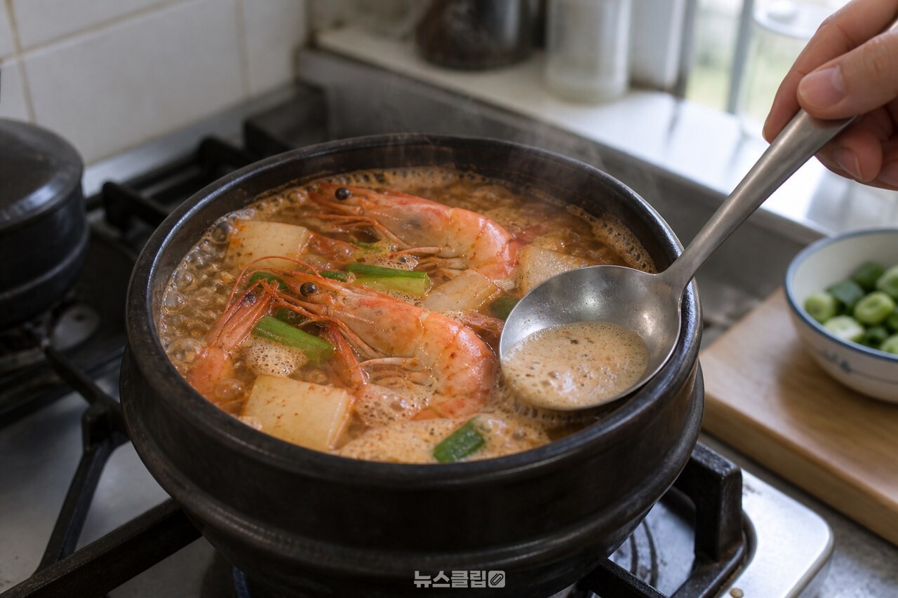 끓는 대하탕 표면의 거품을 걷는 과정 / 기사 이해를 돕기 위한 생성형 이미지