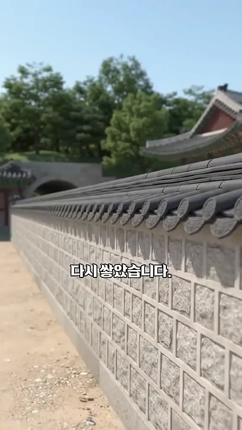 창경궁과 종묘 사이에 길게 이어지는 한국 전통 기와 담장의 모습.