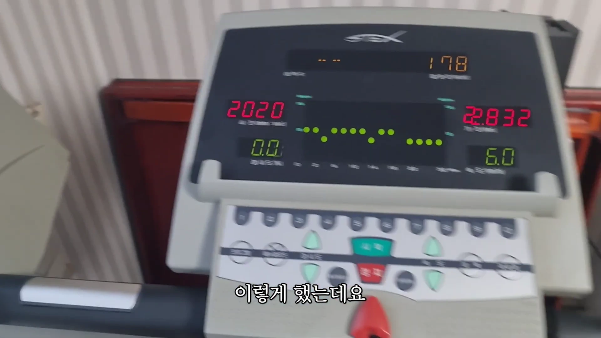 실내 러닝머신 상단 조작부의 디지털 화면에 운동 시간과 속도 등 각종 수치가 붉은색과 녹색의 LED로 표시되어 있다.