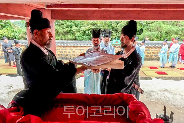 사진 / 조선왕조실록 적상산사고 포쇄 재연 모습_투어코리아 유지훈 기자