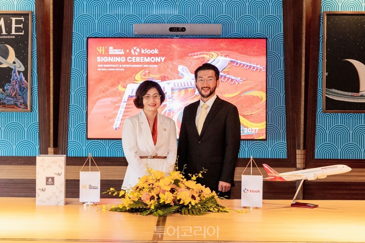 클룩 이준호 한국 지사장(오른쪽)과 썬 호스피탈리티 앤 엔터테인먼트 Tran Nguyen, Deputy CEO(왼쪽)이 업무협약식에서 기념 촬영을 하고 있다. / 사진-클룩