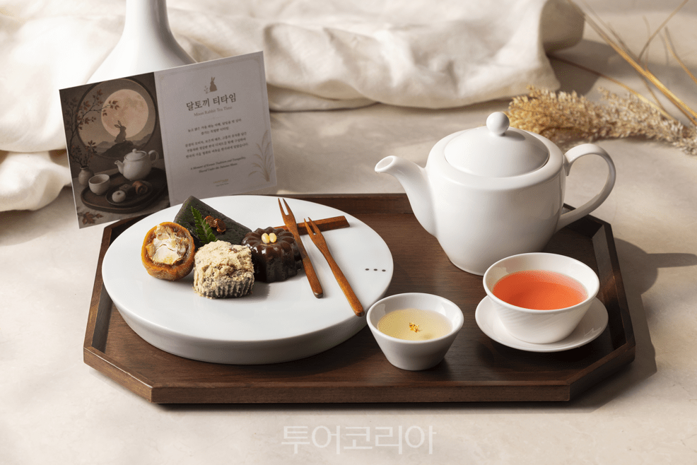 코트야드 메리어트 서울 타임스퀘어가  한국 전통 다과와 전통차를 한 상에 담은 ‘달 토끼 찻상’을 출시했다. /사진- 코트야드 메리어트 서울 타임스퀘어
