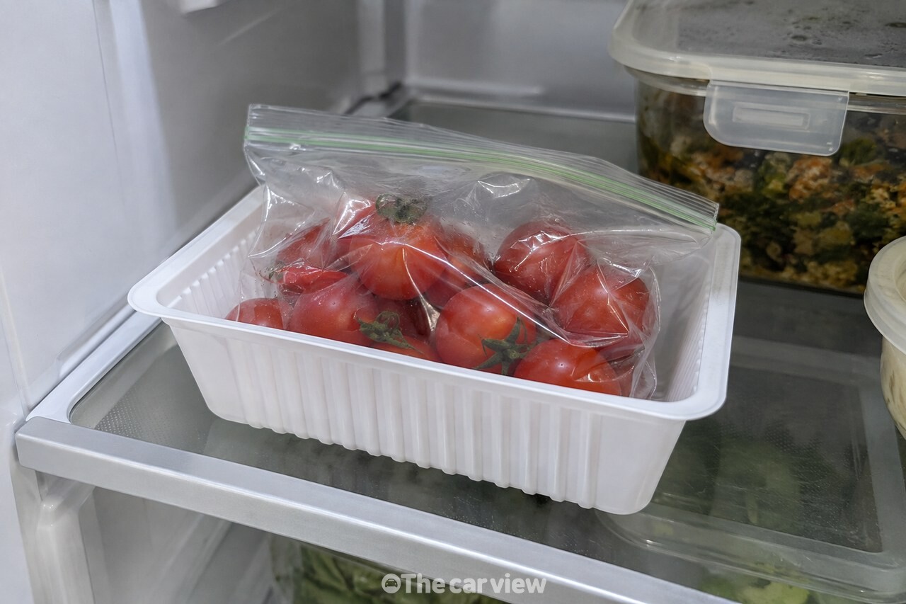 식품용 봉지에 담은 방울토마토를 받친 두부 용기 / 기사 이해를 돕기 위한 생성형 이미지