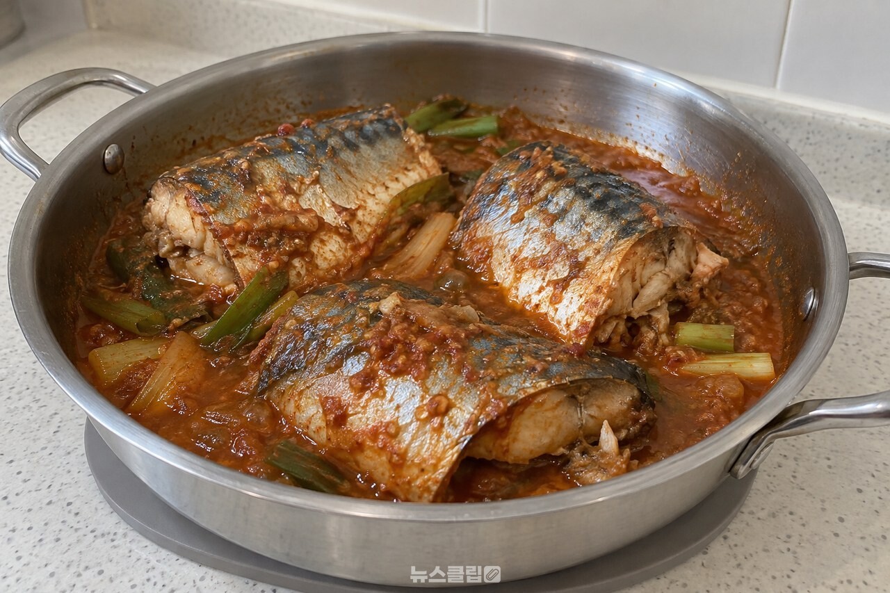 고등어조림이 담긴 냄비 / 기사 이해를 돕기 위한 생성형 이미지