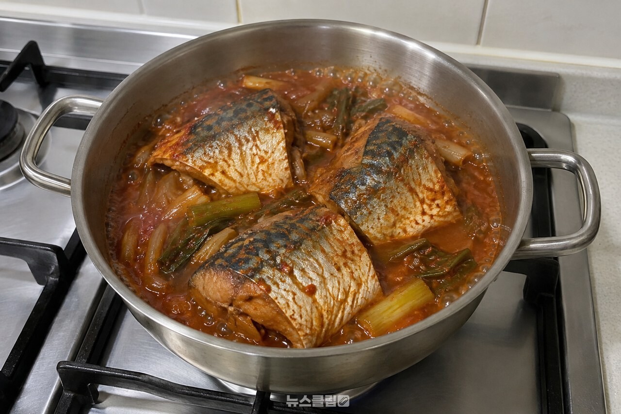 뚜껑을 열고 끓이는 고등어조림 / 기사 이해를 돕기 위한 생성형 이미지