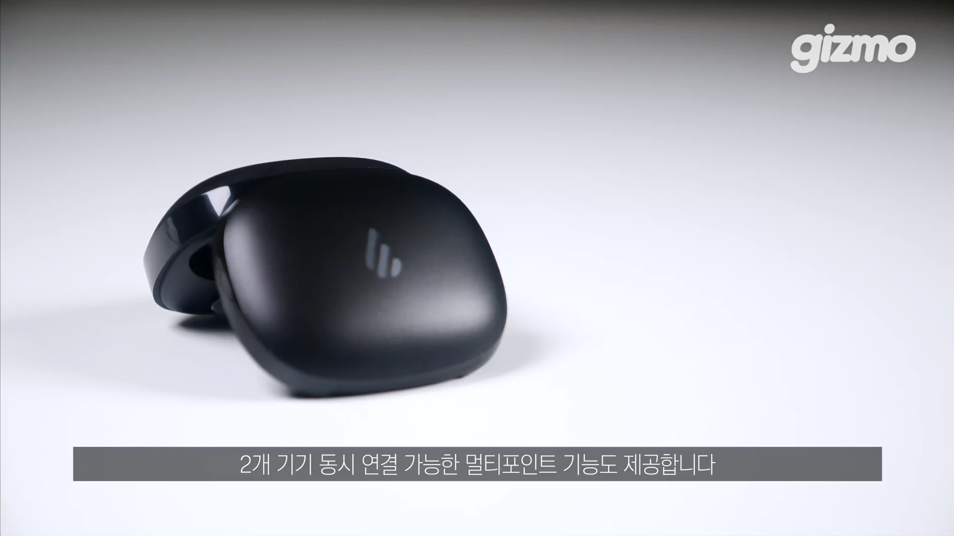 흰색 배경 위에 에디파이어 무선 이어폰 충전 케이스가 놓여 있으며 하단에는 '2개 기기 동시 연결 가능한 멀티포인트 기능도 제공합니다'라는 자막이 표시되어 있습니다.