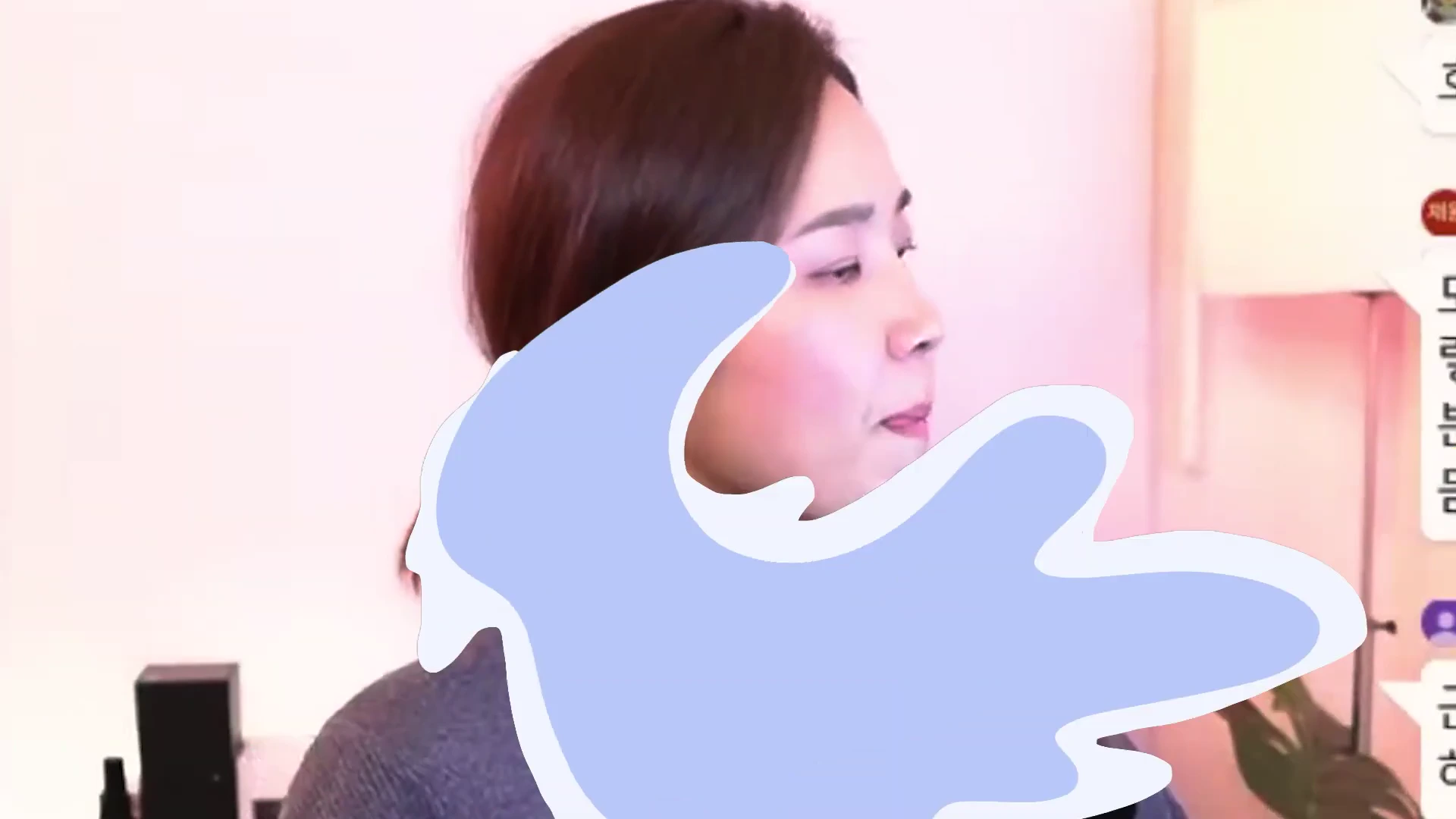 실내에서 옆모습으로 앉아 이야기하는 한 여성의 모습이며 화면 한쪽에 텍스트가 표시되어 있습니다.