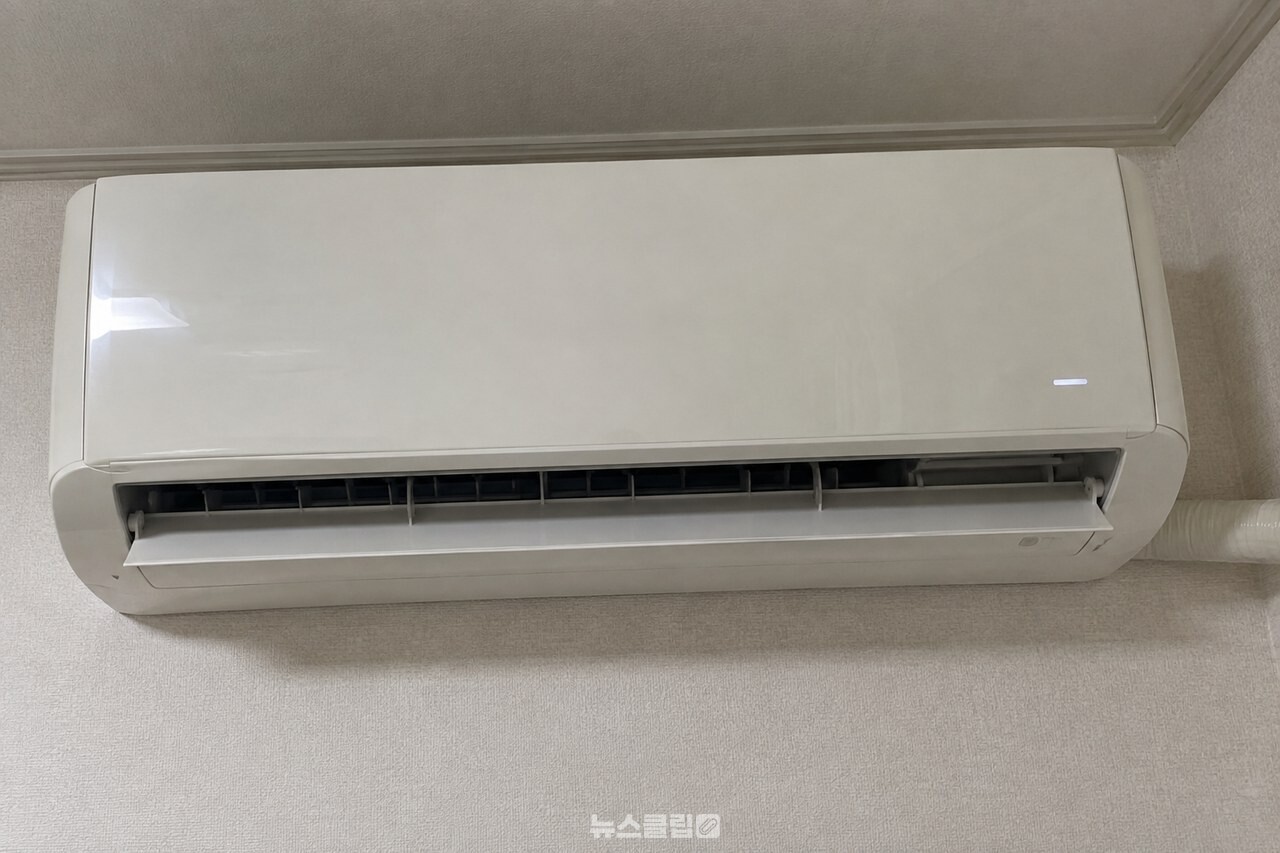 보관 전 내부를 건조하는 벽걸이 에어컨 / 기사 이해를 돕기 위한 생성형 이미지