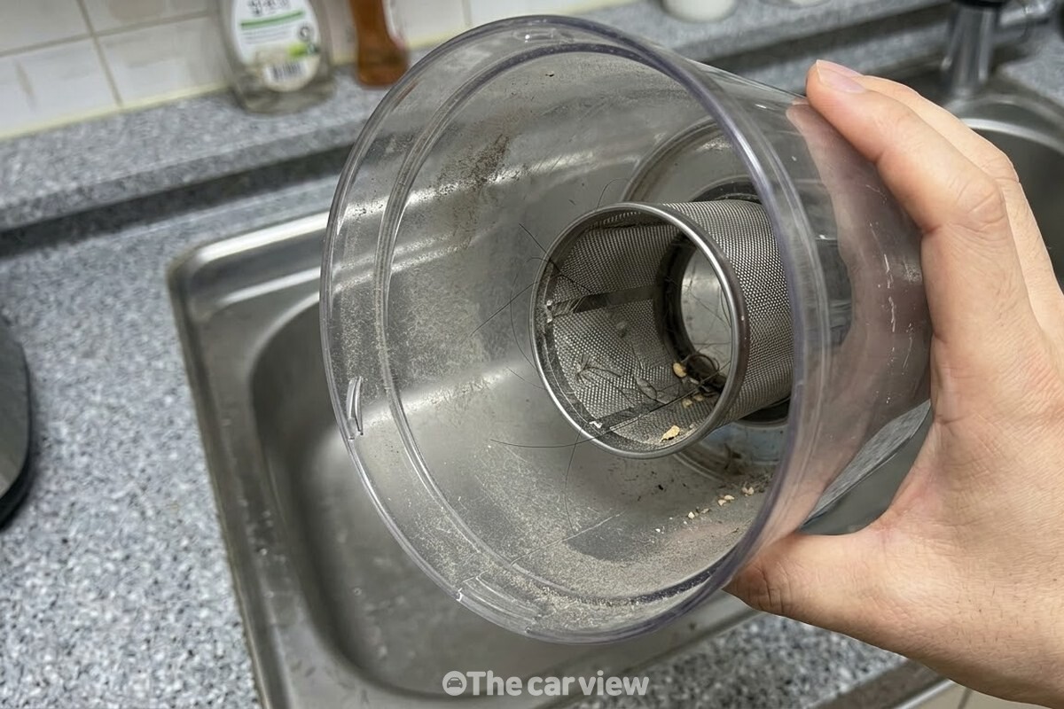분리한 먼지통 안쪽 벽과 금속 망에 머리카락과 고운 먼지가 얇게 눌어붙어 있다. / 기사 이해를 돕기 위한 생성형 이미지