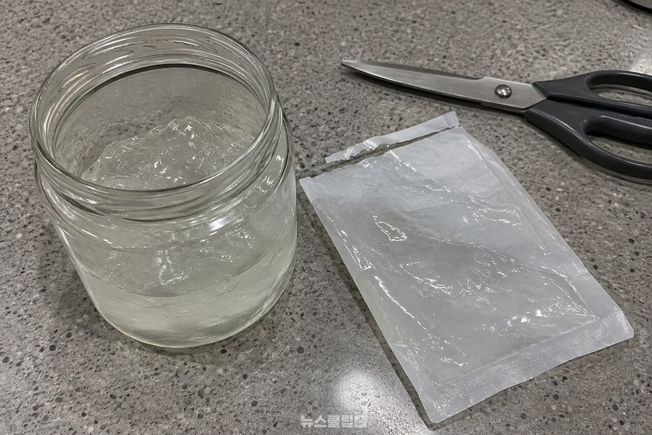 빈 병에 옮겨 담은 아이스팩 젤 / 기사 이해를 돕기 위한 생성형 이미지