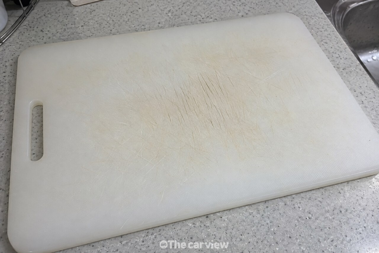 깊은 칼자국이 남은 플라스틱 도마 표면 / 기사 이해를 돕기 위한 생성형 이미지