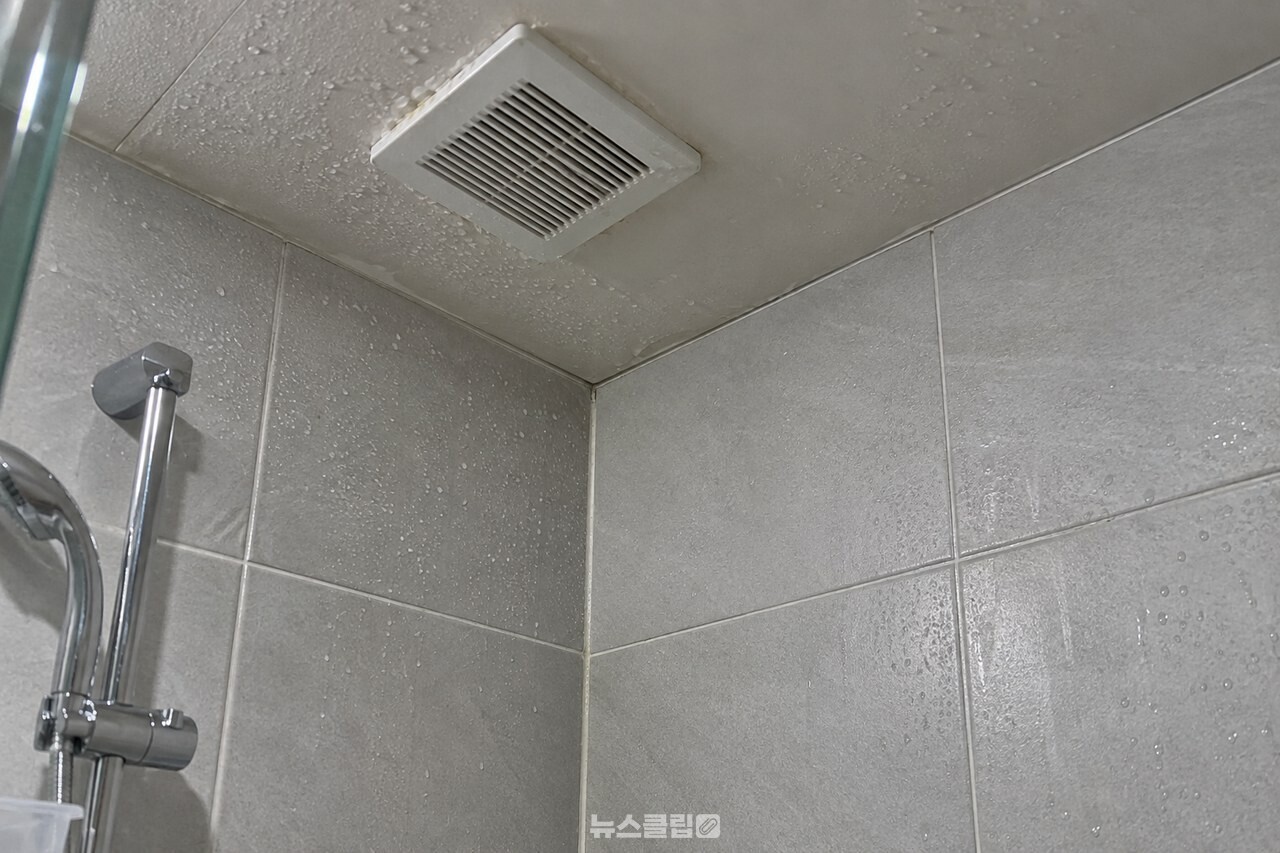 샤워 뒤 천장 모서리와 환풍기 주변에 맺힌 물방울 / 기사 이해를 돕기 위한 생성형 이미지