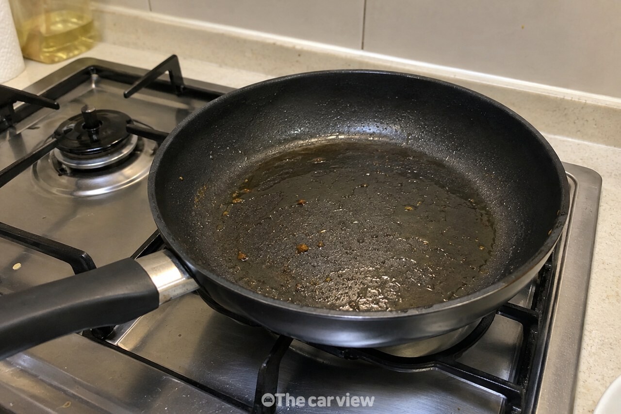 볶음 요리를 마친 뒤 불을 끄고 가스레인지 위에서 잠시 식히는 프라이팬 / 기사 이해를 돕기 위한 생성형 이미지
