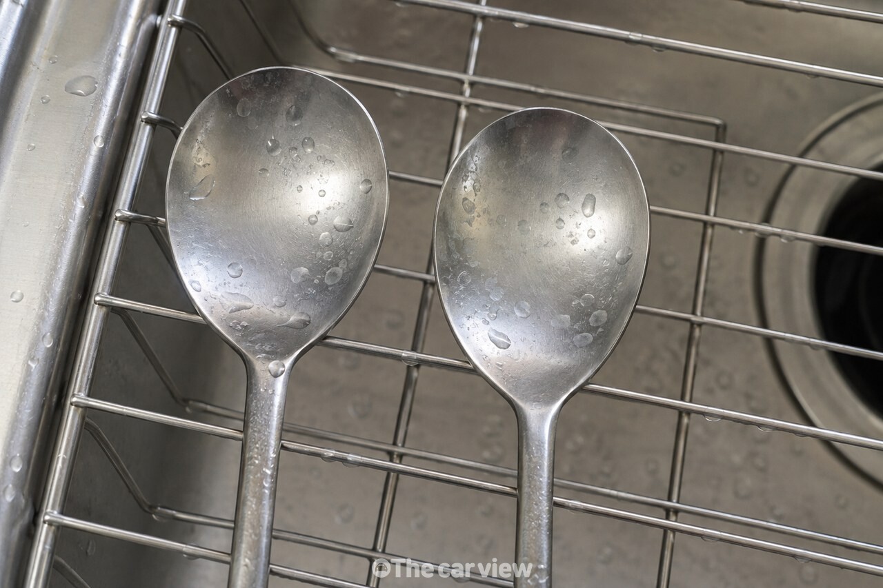 물방울이 마르며 수저 표면에 남는 옅은 물때 / 기사 이해를 돕기 위한 생성형 이미지