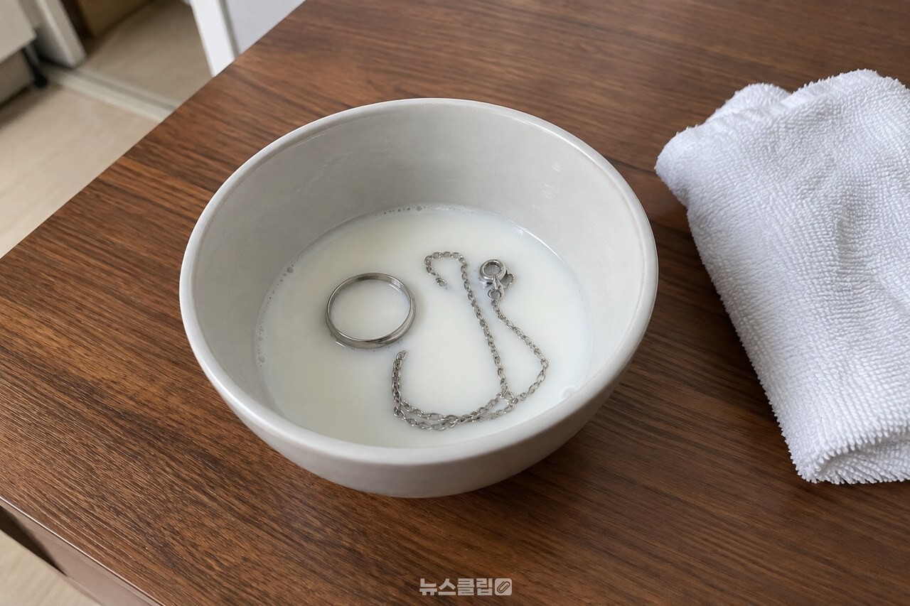 작은 그릇의 우유에 반지와 목걸이를 담아 둔 장면 / 기사 이해를 돕기 위한 생성형 이미지