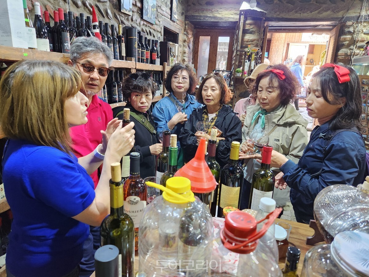 전통 와인 무료 시음의 기회를 제공하는 조지아 와인샵들 ⓒ김홍덕