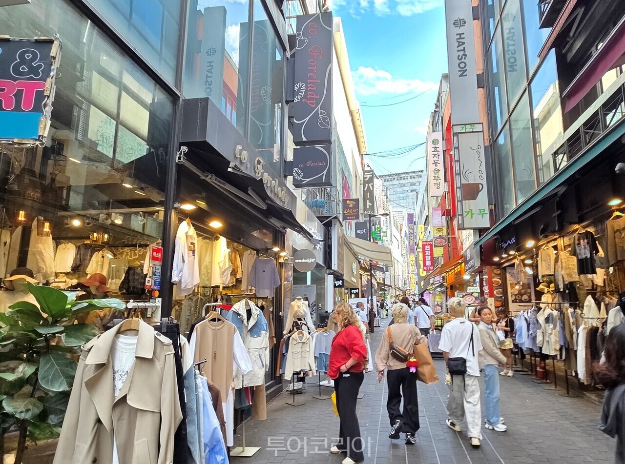 외국인 관광객들로 명동에서 쇼핑을 하고 있다. /사진-투어코리아