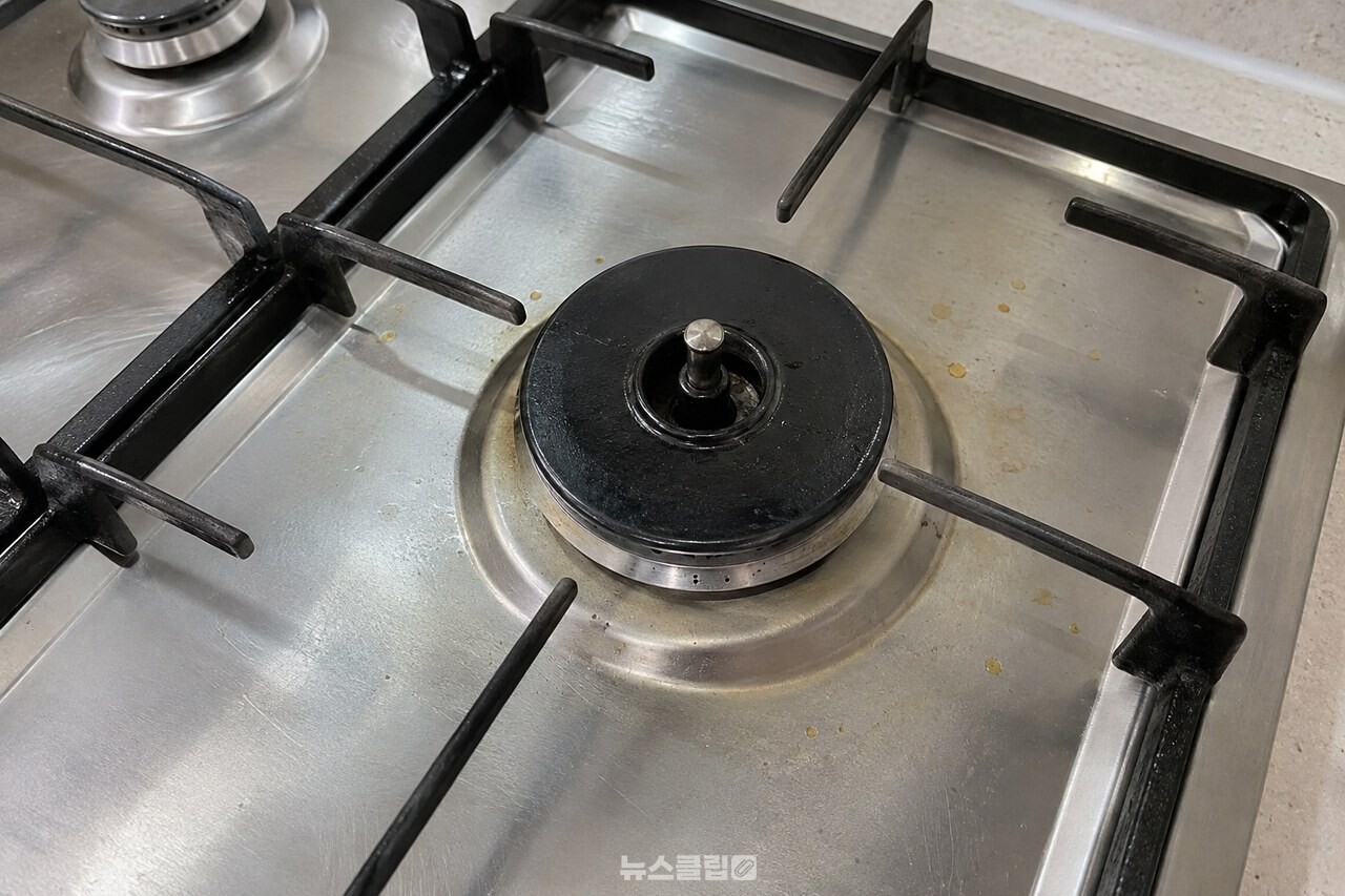 가스레인지 버너 주변에 얇게 눌어붙은 기름때 상태 / 기사 이해를 돕기 위한 생성형 이미지