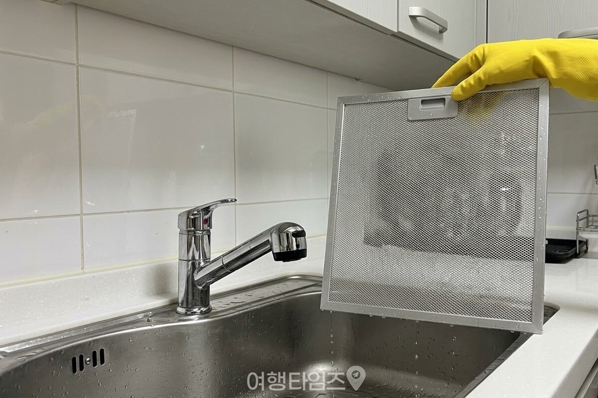 담갔던 필터를 흐르는 물에 헹군 뒤 물기를 털어 세워 말리는 모습. / 기사 이해를 돕기 위한 생성형 이미지