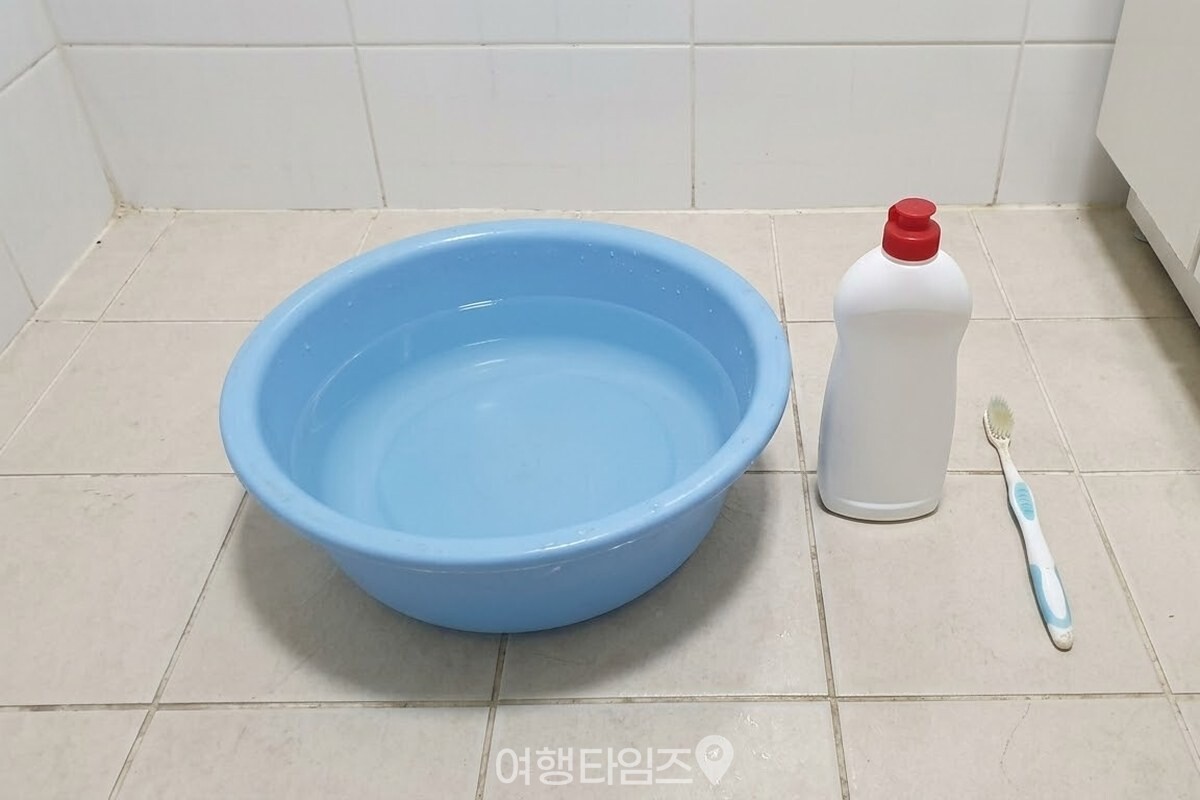 따뜻한 물 한 바가지와 주방세제, 다 쓴 칫솔 하나로 준비를 마친 모습. / 기사 이해를 돕기 위한 생성형 이미지