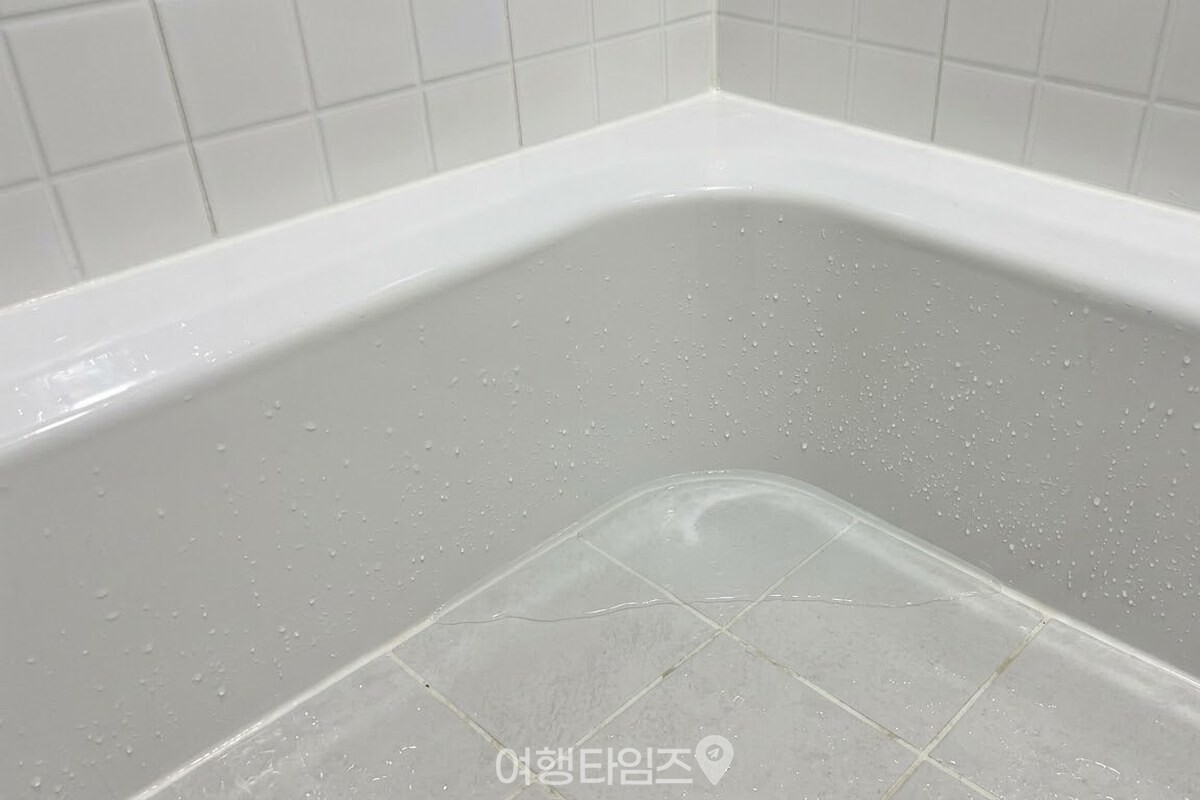 욕조 모서리에 물이 고여 잘 마르지 않는 자리, 헹궈 낸 직후의 깨끗한 흰 표면. / 기사 이해를 돕기 위한 생성형 이미지